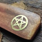 Drevený stojanček na vonné tyčinky ♥ PENTAGRAM