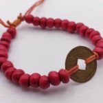 náramok drevené guličky červená 18-21 cm ♥ 5 mm s mincou šťastia