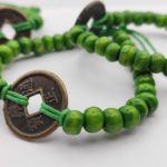 náramok drevené guličky zelená 18-21 cm ♥ 5 mm s mincou šťastia