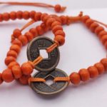 náramok drevené guličky oranžová 18-21 cm ♥ 5 mm s mincou šťastia
