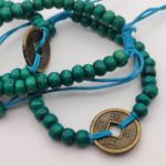 náramok drevené guličky smaragdovo zelená 18-21 cm ♥ 5 mm s mincou šťastia
