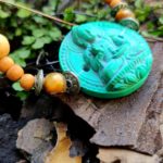 BUDHA náhrdelník - santalové drevo s tigrím okom  ♥ medailónik má 28mm